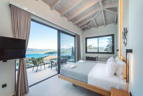 sypialnia z łóżkiem i widokiem na ocean w obiekcie Dama Olga Villas w mieście Ligia