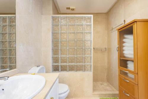 Kúpeľňa v ubytovaní EDEN RENTALS Duke Ocean Views with AC