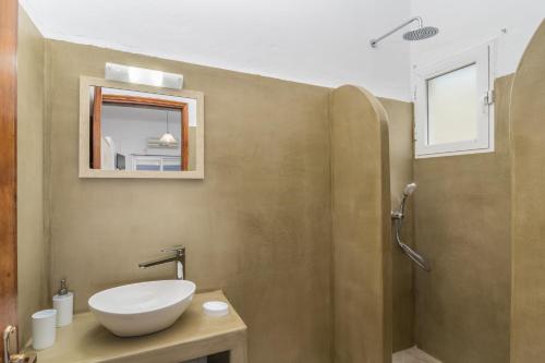 a bathroom with a sink and a shower at Soulis Studios in Adamantas