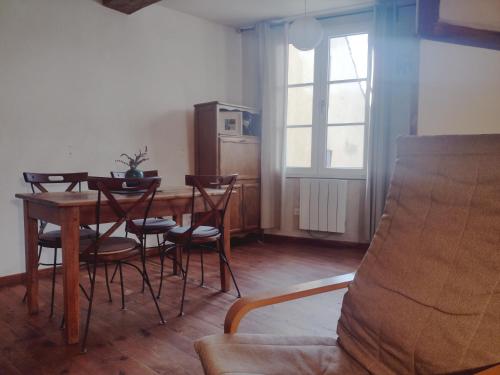 une salle à manger avec une table et des chaises et une fenêtre dans l'établissement Verdon charmante maison de ville, à Riez