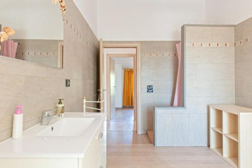ein Bad mit einem Waschbecken und einem Spiegel in der Unterkunft Villa Regno di Toscana in San Giuliano Terme