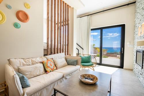 un soggiorno con divano e tavolo di Euphoria Suites a Karpathos