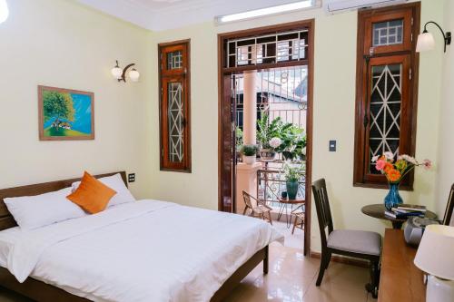 Postel nebo postele na pokoji v ubytování Hola House Hanoi