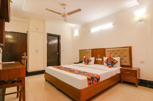 ein Schlafzimmer mit einem großen Bett in einem Zimmer in der Unterkunft FabExpress JDM Residency in Gurgaon