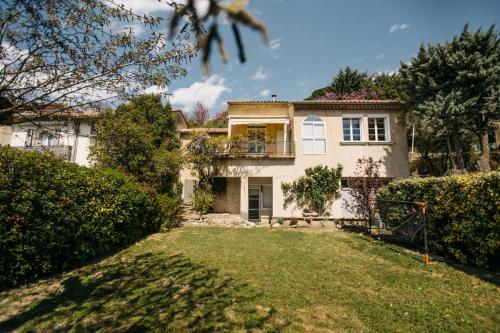 une grande maison avec une cour en face dans l'établissement Villa Balleti - private pool with a view, à Apt