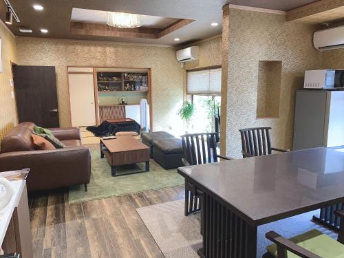 ein Wohnzimmer mit einem Sofa und einem Tisch in der Unterkunft Kyoto Ryokan Gion Sano in Kyoto