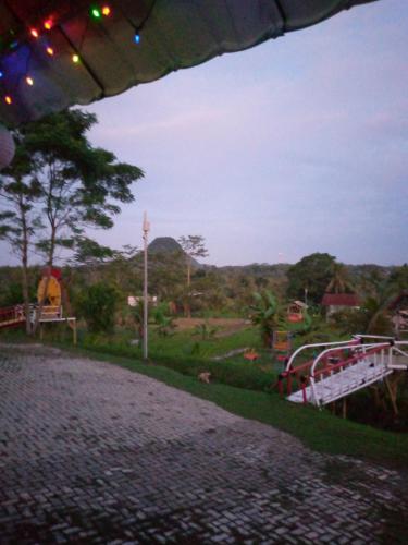 una pasarela que conduce a un parque con un puente en Duren Petruk Twbm Rumpin en Sawah