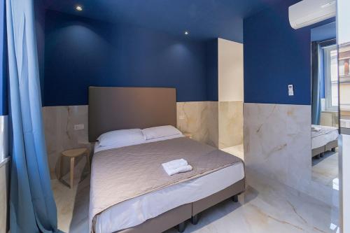 Postel nebo postele na pokoji v ubytování GreRos H. Rooms Napoli Centro by Clapa Group Dislocated Hospitality