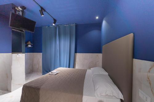 Postel nebo postele na pokoji v ubytování GreRos H. Rooms Napoli Centro by Clapa Group Dislocated Hospitality