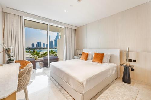 een slaapkamer met een bed en uitzicht op de stad bij Daniels 2BR Five Palm Breathtaking view in Dubai