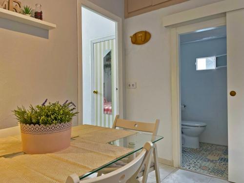 jadalnia ze stołem i toaletą w obiekcie Apartamento La Garceta - Ole Solutions w mieście Arcos de la Frontera