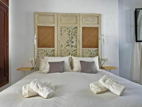białe łóżko z dwoma poduszkami w obiekcie Apartamento La Garceta - Ole Solutions w mieście Arcos de la Frontera