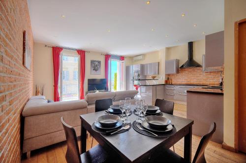 une salle à manger et une cuisine avec une table et des chaises dans l'établissement MODERNE 3 PIECES IDEALEMENT SITUE CENTRE DE CANNES l! A2B22, à Cannes