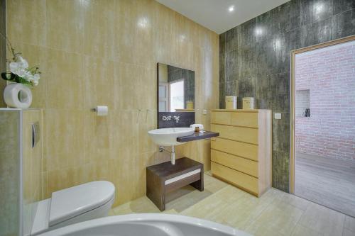 a bathroom with a sink and a toilet and a shower at MODERNE 3 PIECES IDEALEMENT SITUE CENTRE DE CANNES l! A2B22 in Cannes