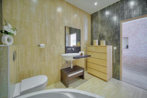 une salle de bain avec un lavabo, des toilettes et une douche dans l'établissement MODERNE 3 PIECES IDEALEMENT SITUE CENTRE DE CANNES l! A2B22, à Cannes