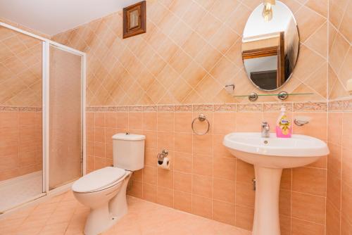 een badkamer met een toilet, een wastafel en een spiegel bij Villa Vista Mare in Kalkan