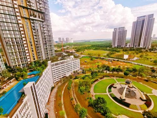 eine Luftansicht einer Stadt mit hohen Gebäuden in der Unterkunft Legoland - HappyWonder Suite for Family ,Cozy, Wifi with Nice Garden Pool View! in Nusajaya