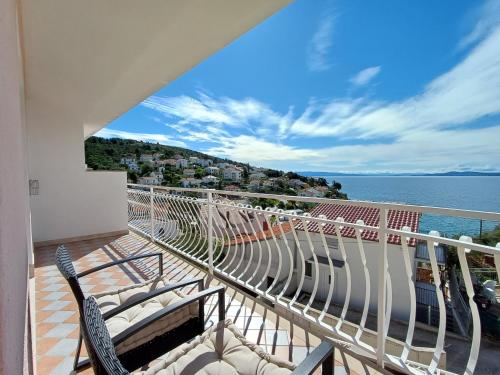 balcone con sedie e vista sull'acqua di Apartments Jakšić a Trogir