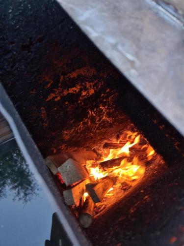 un horno abierto con fuego en Domek w Brzezowej 