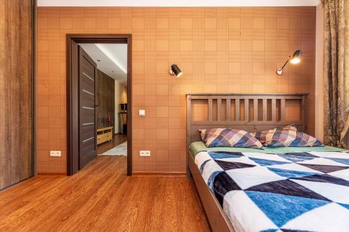 ein Schlafzimmer mit einem Bett und einem Flur in der Unterkunft Baltikalnio apartamentai Klaipėdos centre! in Klaipėda