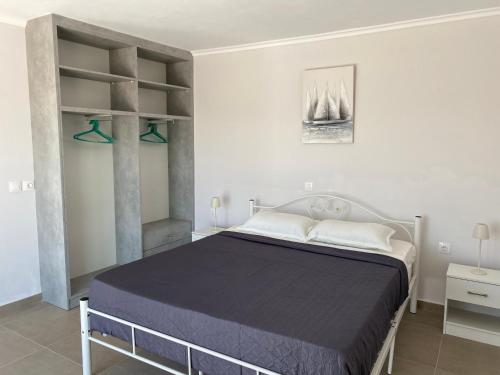 a bedroom with a large bed and shelves at Villa Otos in Afiartis