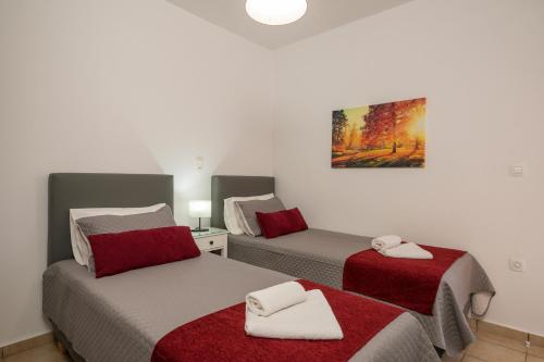 1 dormitorio con 2 camas y toallas. en Sofias Dreamy Retreat, en Katokhórion