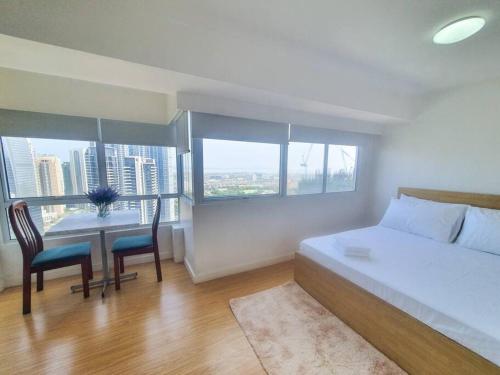BGC Taguig Cozy 2 bedroom loft, with stunning BGC skyline view!