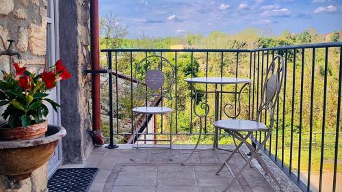 a balcony with a bird sitting on a fence at ALLOGGIO TURISTICO LA CONTESSA in Graffignano