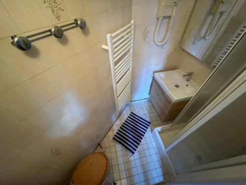 サン・ヴェランにあるLa Bianca * * cosy et chaleureuxのバスルーム(トイレ、洗面台付)のオーバーヘッドビュー