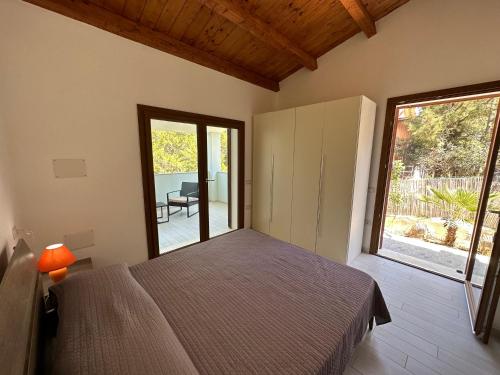 1 dormitorio con cama y ventana grande en Villa Ludi en Maladroscia