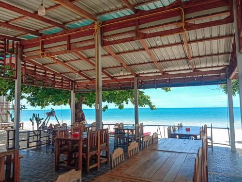 a restaurant with a view of the beach at HOME NO 3 khanom in Ban Thung O