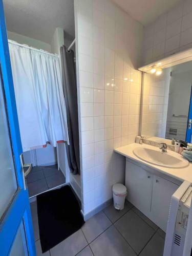 une salle de bain blanche avec un lavabo et une douche dans l'établissement Charmant appartement en Village Club avec piscine, à Argelès-sur-Mer