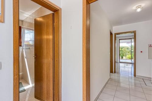 korytarz z drewnianymi drzwiami w domu w obiekcie Apartments Kiki Spada w Poreču