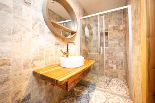 uma casa de banho com um lavatório e um espelho em MINIQ HOMES 104 - The Luxurious Stone Retreat em Foça