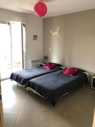 - une chambre dotée d'un lit avec un papillon sur le mur dans l'établissement Location F2 classée 3 étoiles pour des vacances de rêve, à San-Nicolao