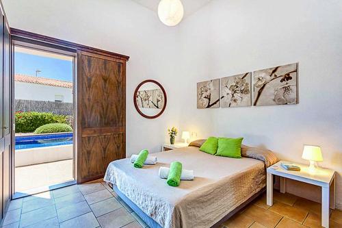 מיטה או מיטות בחדר ב-Villa Tamarells Ullastres