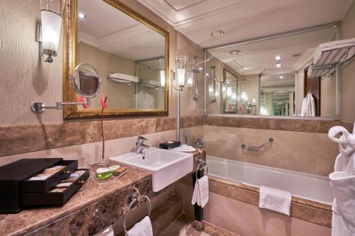 Et badeværelse på Calista Luxury Resort