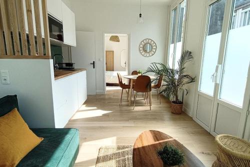 un salon avec une table et une salle à manger dans l'établissement Appartement gare avec parking, à Rouen