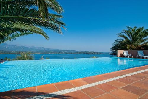 una piscina con vista al agua en Les Hauts de Pavellone, en Porto Vecchio