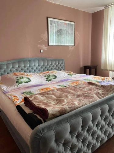 Paplatelė的住宿－Poilsiavietė Oda，卧室里的一张大床,上面有毯子