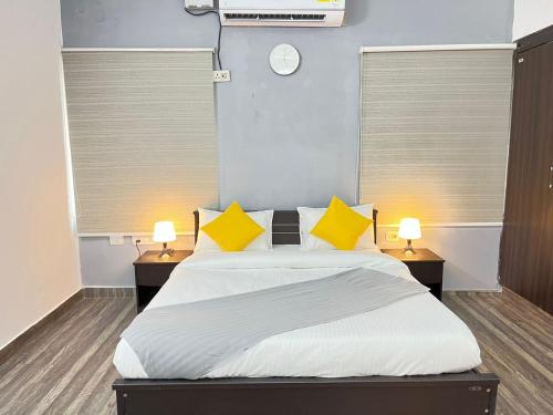 Postel nebo postele na pokoji v ubytování BedChambers Serviced Apartment, Jubilee Hills