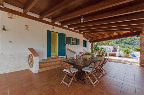 een eetkamer met een houten tafel en stoelen bij Casa Mattinatella in Mattinata