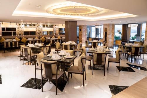 Un restaurante o sitio para comer en Dusit Thani Mactan Cebu Resort