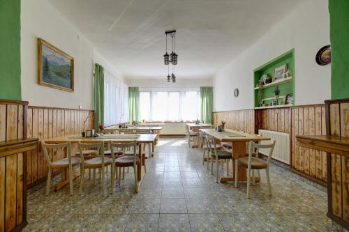 a dining room with wooden tables and chairs at Elimheim in Cisnadioara