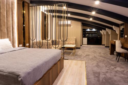Anatolia Luxury Hotel في Bakanlıklar: غرفة نوم مع سرير وغرفة معيشة