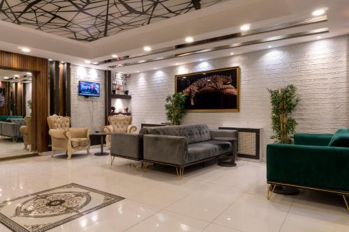 Anatolia Luxury Hotel في Bakanlıklar: لوبي فيه كنب وكراسي في مبنى
