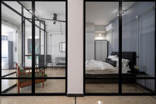 een slaapkamer met een bed en een woonkamer bij Epikourou Loft 20 in Athene