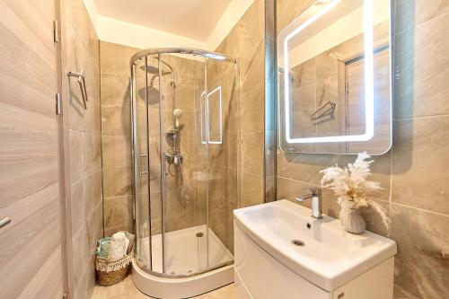 O baie la Blue Shell Apartment- Spa & Pool