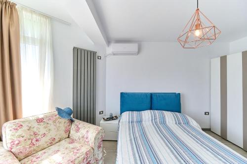 Un pat sau paturi într-o cameră la Blue Shell Apartment- Spa & Pool