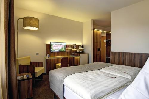 Postel nebo postele na pokoji v ubytování Hotel Am Badepark
